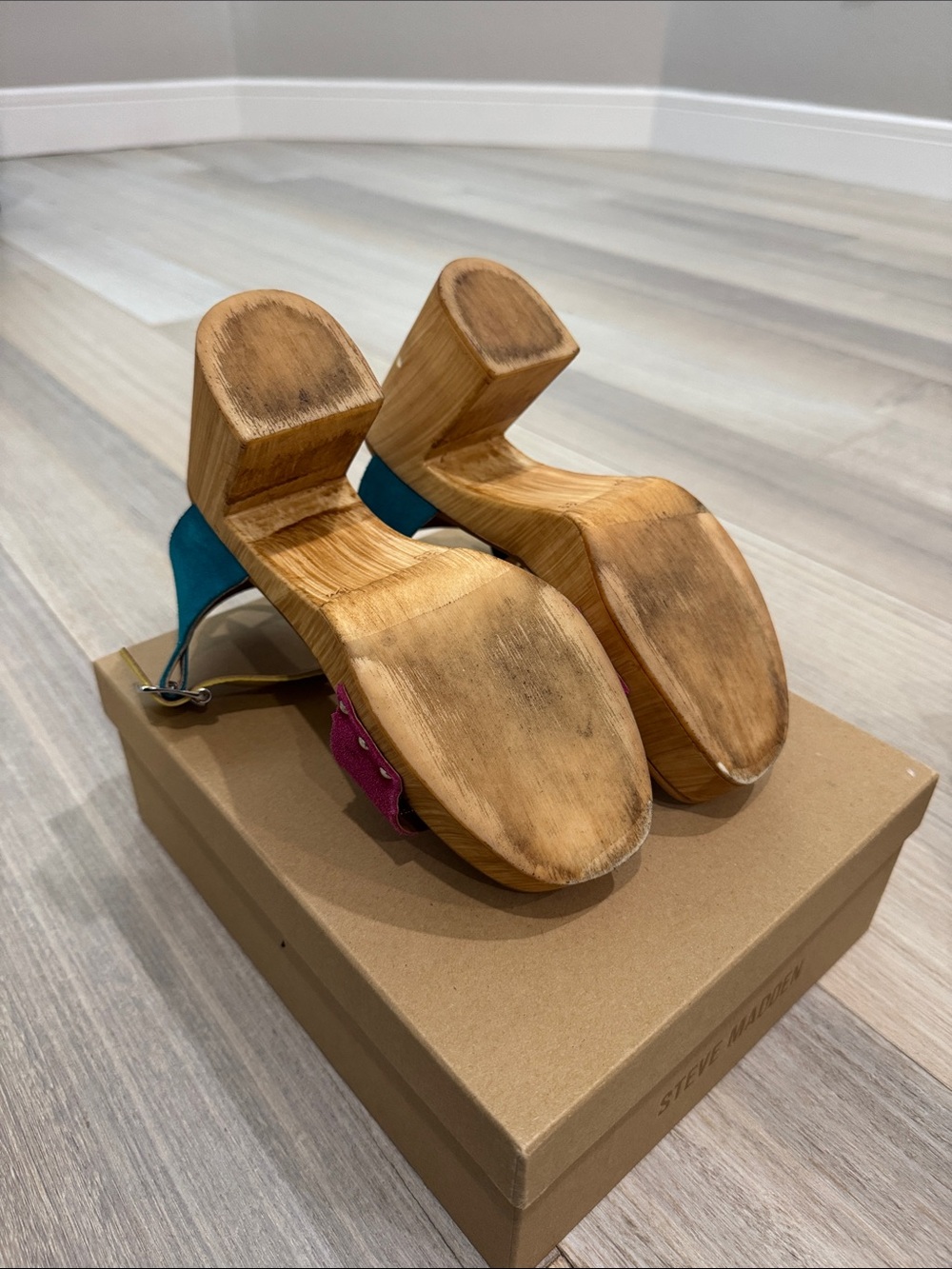 Steve Madden: Gently Used - Colorblock Platform Sandal in Teal, Pink & Yellow - Picture 4 of 5